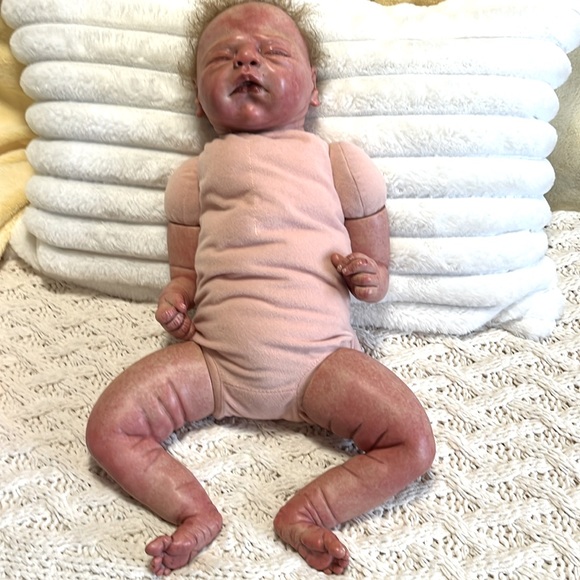 Beautiful reborn doll. Feels so realistic. Soft hair and articulated head/limbs. - Picture 6 of 16